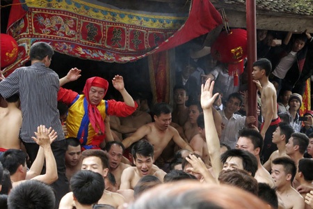 Ngả nghiêng “dô” quan đám - 9 Trung tâm đám rước là 2 quả pháo lớn làm bằng gỗ tinh xảo, được sơn son thếp vàng.