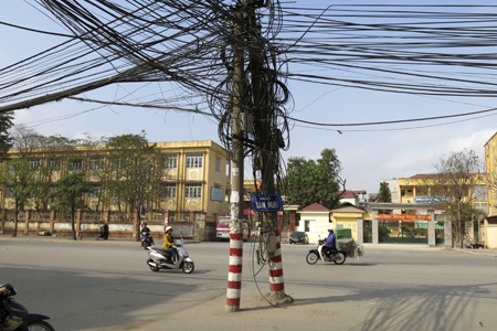 Những cây cột điện “quái dị” trên con đường mới - 3 Hai chiếc cột chụm lại giữa một ngã rẽ vào ngõ nhỏ, như đảo giao thông.