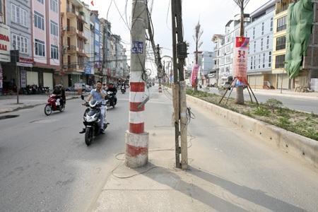 Những cây cột điện “quái dị” trên con đường mới - 4 Cột không được sơn phản quang an toàn.