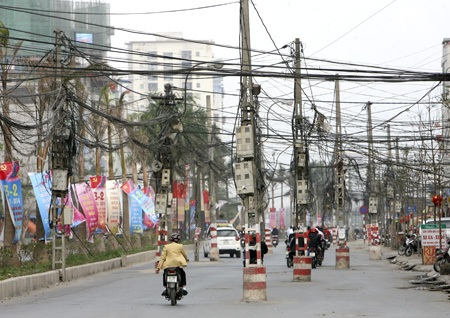 Những cây cột điện “quái dị” trên con đường mới - 6 Người đi lại luồn qua cột.