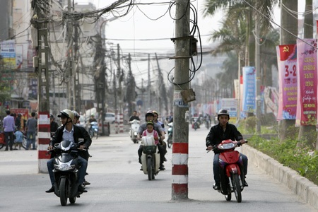 Những cây cột điện “quái dị” trên con đường mới - 7 Người đi lại luồn qua cột.