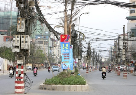 Những cây cột điện “quái dị” trên con đường mới - 10 Dải phân cách ở giữa và những hàng cột xung quanh.