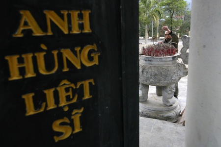 Mùa xuân biên giới - 6 Một cựu binh của F313 đến dâng hương tưởng nhớ đồng đội.