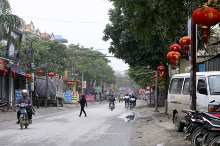 Thú chơi đèn lồng “kỳ lạ” - 1 Đèn lồng giăng hai bên đường rất có hệ thống trên đường phố thị trấn Vân Đình.