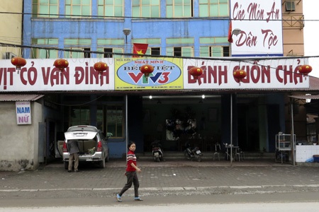 Thú chơi đèn lồng “kỳ lạ” - 10 Giăng kín mặt tiền nhà hàng vịt cỏ Vân Đình.