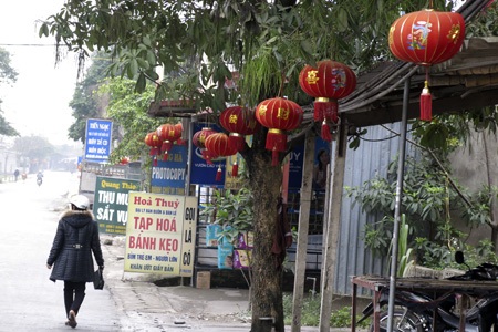 Thú chơi đèn lồng “kỳ lạ” - 12 Đèn lồng đỏ với những dòng chữ không thể đọc được với đa số người dân.