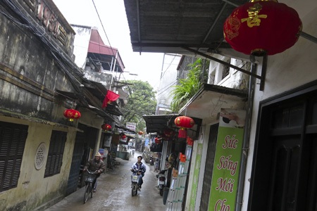 Thú chơi đèn lồng “kỳ lạ” - 13 Đèn lồng đỏ với những dòng chữ không thể đọc được với đa số người dân.