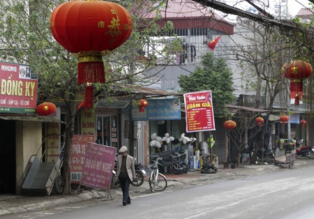 Thú chơi đèn lồng “kỳ lạ” - 15 Đèn lồng đỏ với những dòng chữ không thể đọc được với đa số người dân.