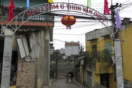 Thú chơi đèn lồng “kỳ lạ” - 3 Được treo ngay ngắn nơi cổng vào một khu dân cư.