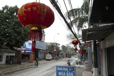 Thú chơi đèn lồng “kỳ lạ” - 4 Chữ in trên đèn lồng không phải chữ Việt Nam nên hầu như không ai hiểu nghĩa.