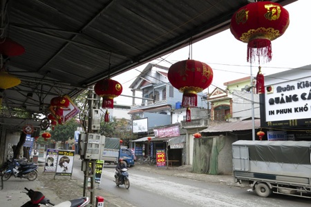 Thú chơi đèn lồng “kỳ lạ” - 6 Có ngôi nhà treo đến ba cái đèn lồng đỏ.