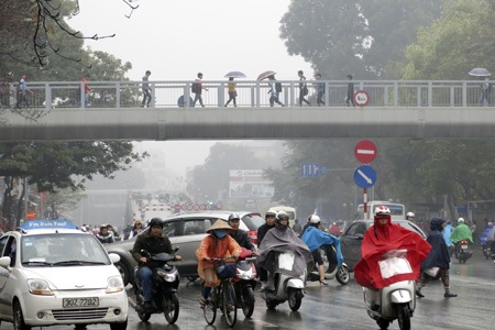 Hà Nội ẩm ướt - 2 Người ra đường thường xuyên với áo mưa.