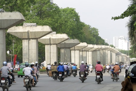 Đoạn chạy dọc đường Nguyễn Trãi có cao độ lên xuống thất thường.