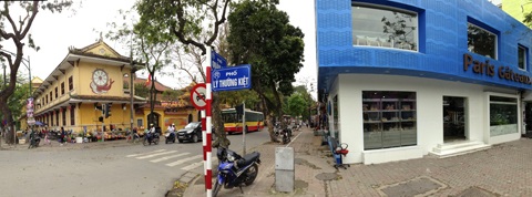 Hà Nội “đối lập” qua góc nhìn nhiếp ảnh toàn cảnh - 1 Chùa Quán Sứ và một cửa hàng đang hoàn thiện trên phố Lý Thường Kiệt.