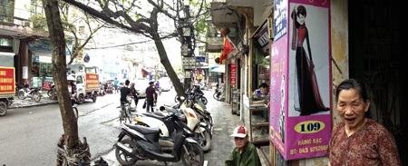 Hà Nội “đối lập” qua góc nhìn nhiếp ảnh toàn cảnh - 8 Những người già ở phố Hàng Bạc.