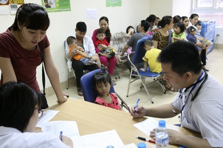 Tại khu vực tiêm phòng sởi miễn phí cho trẻ từ 2 - 6 tuổi.