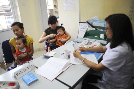 Trong khi đó, các trạm y tế của phường cũng có rất đông ch mẹ đưa con đi tiêm phòng sởi.