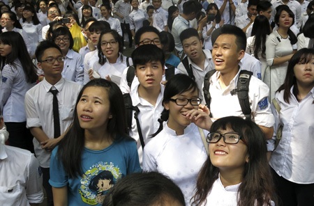 Rưng rưng lễ bế giảng nhiều cảm xúc - 1 Các học sinh lớp 12 trường THPT Phan Đình Phùng .
