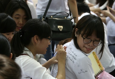 Rưng rưng lễ bế giảng nhiều cảm xúc - 11 Vẫn là những nét ngộ nghĩnh và hôn nhiên.