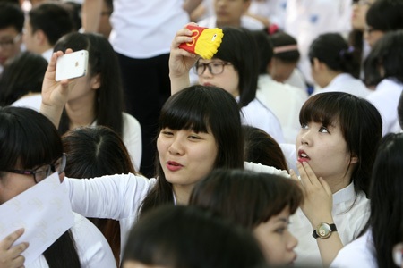 Rưng rưng lễ bế giảng nhiều cảm xúc - 2 Ghi lại hình ảnh cuối cùng của tuổi học trò.