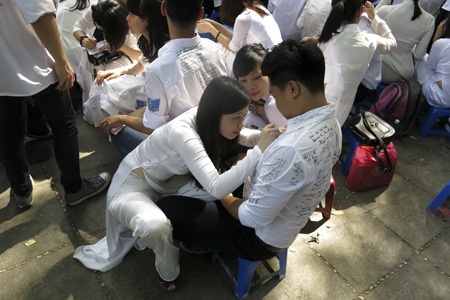 Rưng rưng lễ bế giảng nhiều cảm xúc - 5 Những chiếc áo đồng phục trắng trở thành nơi lưu giữ cho cảm xúc và những điều muốn nói.