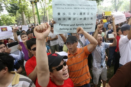  Màu cờ của Tổ quốc đỏ rực trước cửa ĐSQ Trung Quốc.