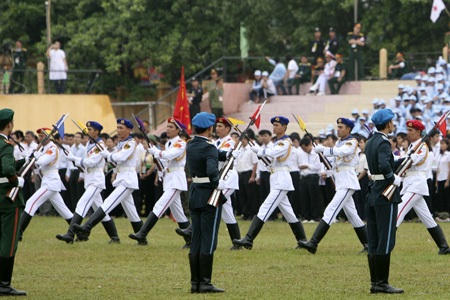 “Chiến sĩ Điện Biên” múa súng, phất cờ - 1 Đúng 7 giờ buổi lễ chính thức diến ra tại SVĐ TP Điện Biên Phủ