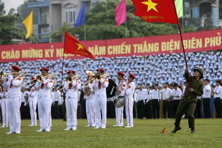 “Chiến sĩ Điện Biên” múa súng, phất cờ - 2 Đúng 7 giờ buổi lễ chính thức diến ra tại SVĐ TP Điện Biên Phủ