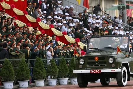 “Chiến sĩ Điện Biên” múa súng, phất cờ - 4 Trung tướng Võ Văn Tuấn dẫn đầu tổ Quân kỳ tiến qua lễ đài.