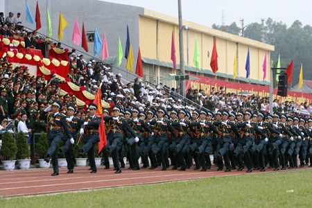 “Chiến sĩ Điện Biên” múa súng, phất cờ - 7 Lực lượng Sỹ quan Phòng không - Không quân.