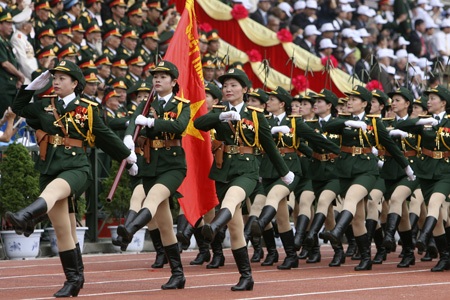 “Chiến sĩ Điện Biên” múa súng, phất cờ - 9 Các chiến sĩ nữ sỹ quan Thông tin liên lạc.