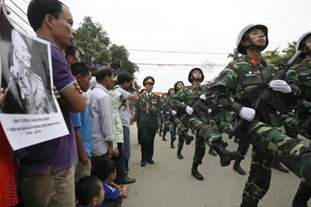 Diễu binh trên đường Đại tướng - 4 Nhiều hình ảnh Đại tướng Võ Nguyên Giáp xuất hiện trên đường.