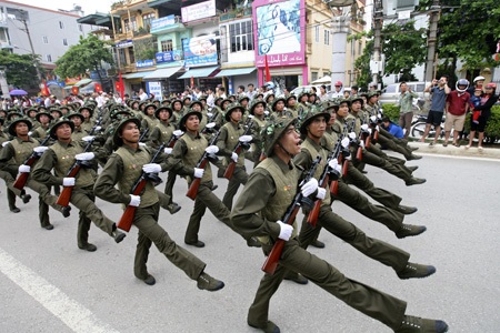 Diễu binh trên đường Đại tướng - 7 Các chiến sỹ Điện Biên nhịp bước trên đường Võ Nguyên Giáp.