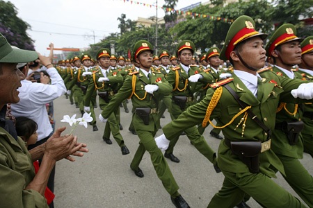 Diễu binh trên đường Đại tướng - 8 Những cành hoa ban trên tay một người dân. Đây là loại hoa rất đặc trưng của vùng Tây Bắc.