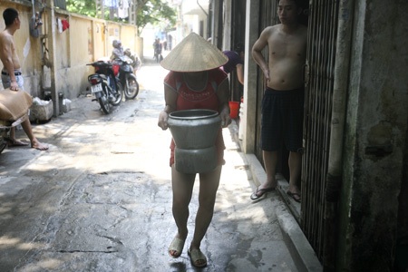 Chõ đồ xôi cũng được trưng dụng để đựng nước.