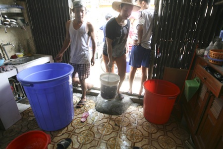 Mỗi lần lấy nước, người dân phải huy động rất nhiều loại thùng xô để chứa nước dự trữ.