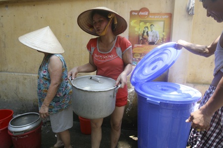 San nước ra các loại nồi nhỏ để mang về.