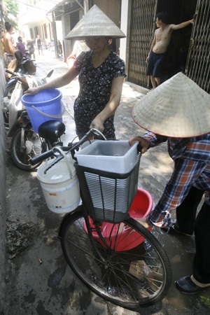 Chiếc xe đạp này có thể chở 1 xô 2 thùng 1 hộp.