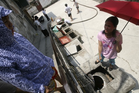 Chiếc xe đạp này có thể chở 1 xô 2 thùng 1 hộp.