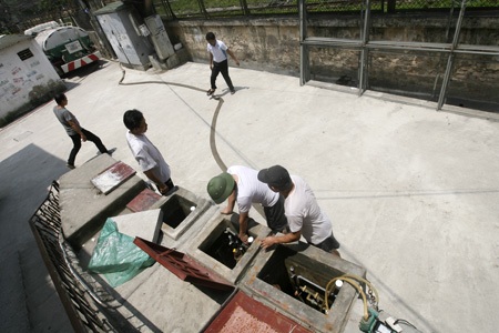 Giữa trưa nắng, người dân tất bật ra lấy nước vào những chiếc bể đã khô trơ đáy nhiều ngày.