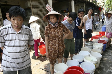 Hàng xô thùng ngày càng dài trong khi ai cũng lo lắng liệu đến lượt mình nước có còn không?