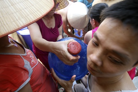 Nhiều gia đình huy động cả nhà ra chuyển nước.