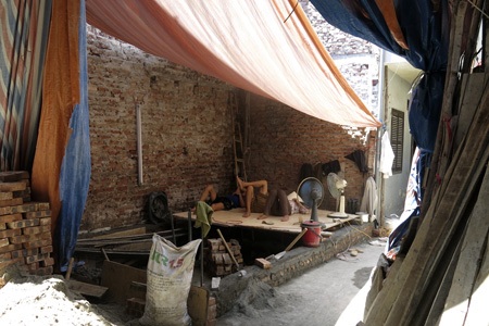 “Màn trời chiếu đất” giữa trưa hè 39 độ C - 1 Những lao động của một công trình xây dựng đang ngủ trưa tại công trình.