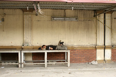 “Màn trời chiếu đất” giữa trưa hè 39 độ C - 11 Những người thân của các sản phụ tại vỉa hè Bệnh viện Phụ sản Trung ương.