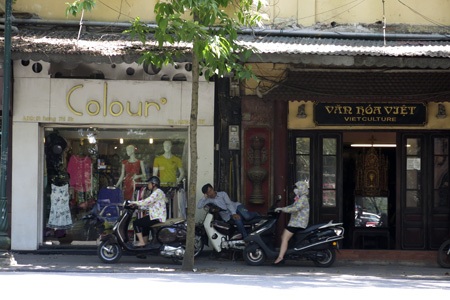 “Màn trời chiếu đất” giữa trưa hè 39 độ C - 12 Những người thân của các sản phụ tại vỉa hè Bệnh viện Phụ sản Trung ương.