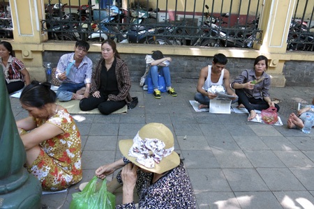 “Màn trời chiếu đất” giữa trưa hè 39 độ C - 13 Những người thân của các sản phụ tại vỉa hè Bệnh viện Phụ sản Trung ương.