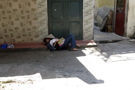 “Màn trời chiếu đất” giữa trưa hè 39 độ C - 3 Nhân viên của quán bia hơi sau khi quán đã vãn khách buổi trưa.