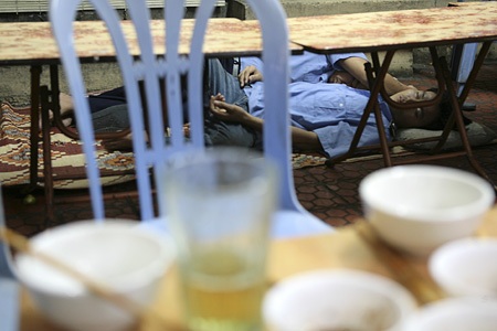 “Màn trời chiếu đất” giữa trưa hè 39 độ C - 4 Nhân viên của quán bia hơi sau khi quán đã vãn khách buổi trưa.