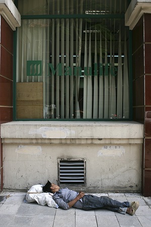 “Màn trời chiếu đất” giữa trưa hè 39 độ C - 5 Nhân viên của quán bia hơi sau khi quán đã vãn khách buổi trưa.