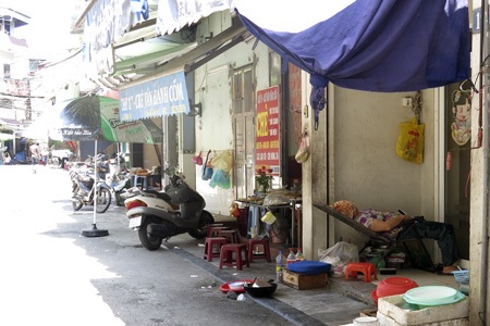 “Màn trời chiếu đất” giữa trưa hè 39 độ C - 6 Những người bán hàng ở một khu chợ đang say giấc.